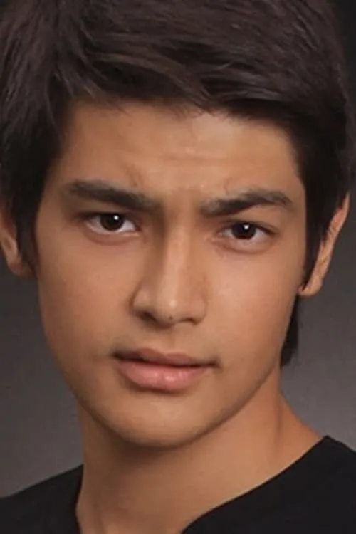 Batuhan Sert interpretando a