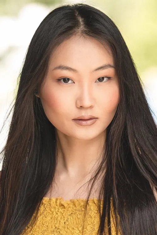 Bayra Bela interpretando a Ariunaa