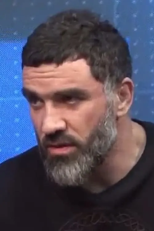 Bazigit Atajev interpretando a Self