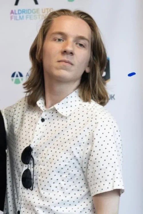 Beach Darnley interpretando a Presenter / Self