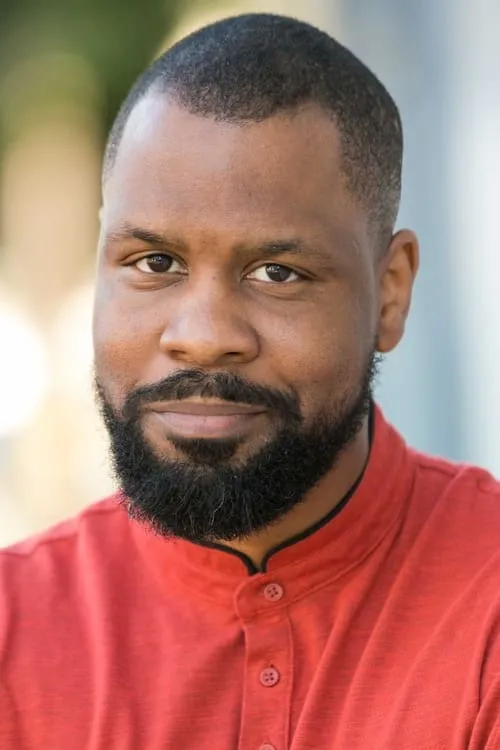 Bechir Sylvain interpretando a 