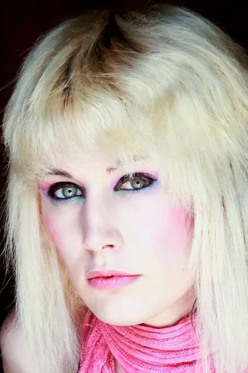 Bee Armitage interpretando a