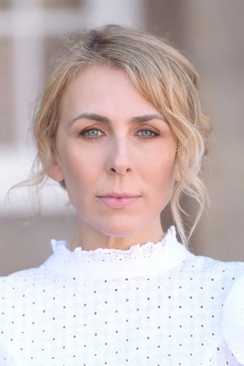 Belinda Gosbee interpretando a Martha