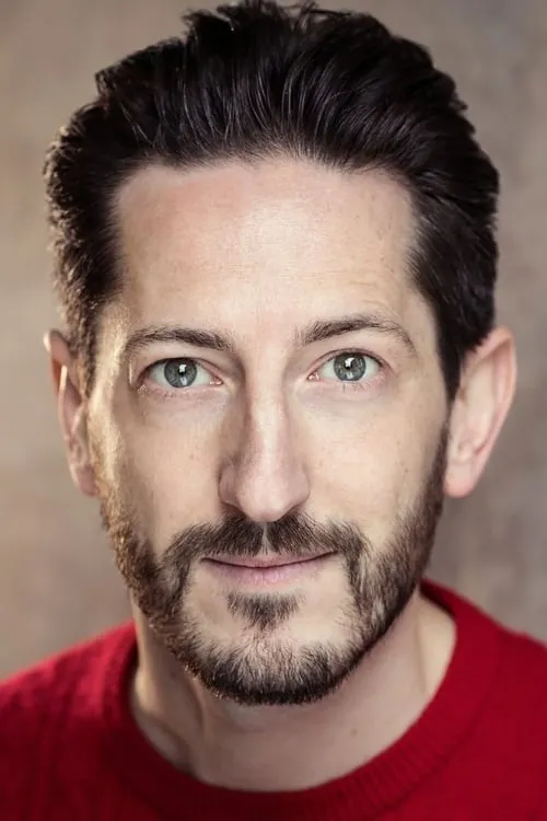 Ben Addis interpretando a Ron Huntsman