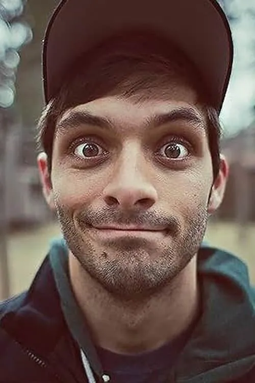 Ben Bayouth interpretando a Creature Performer