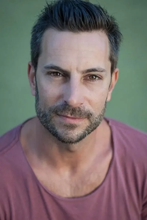 Ben Dalton interpretando a George