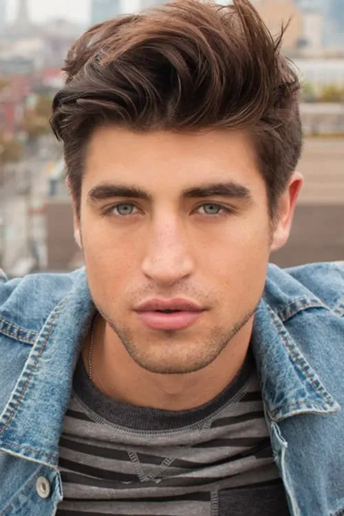 Ben Elliott interpretando a Jerry