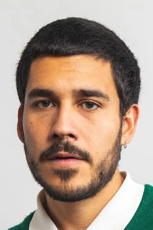 Ben Groh interpretando a Mark