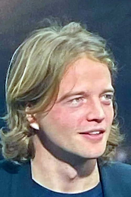 Ben Irving interpretando a Adam