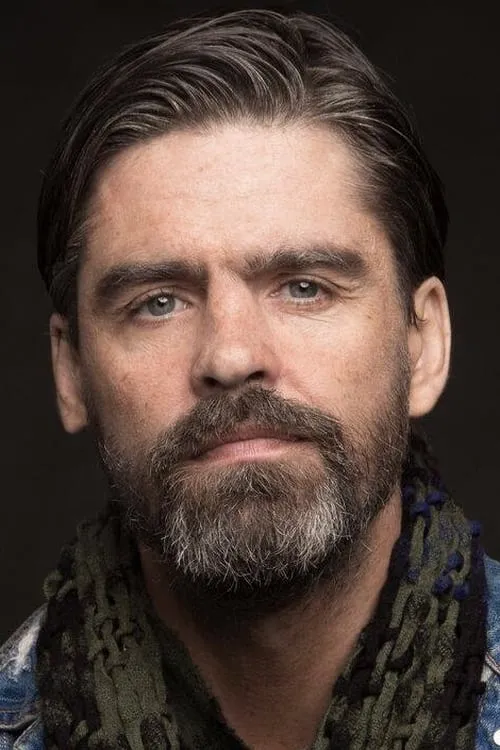 Ben Jorgensen interpretando a Joel Robbins