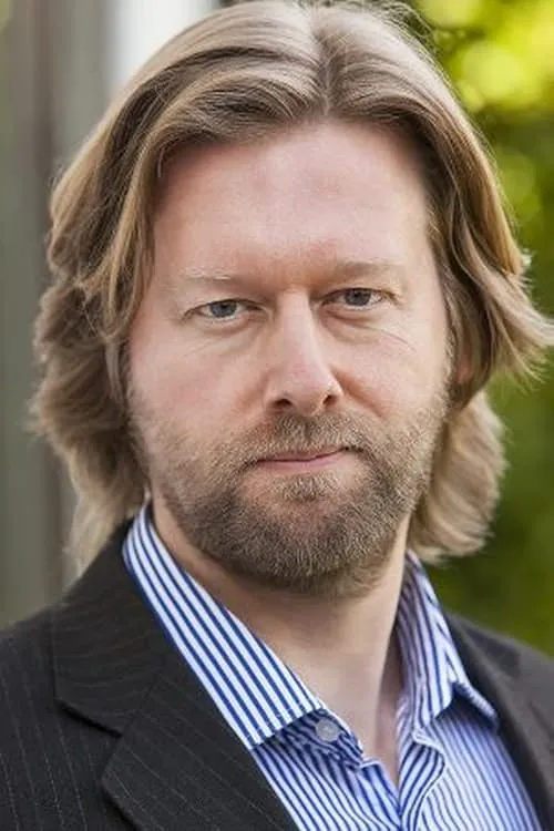 Ben Manning interpretando a Bob