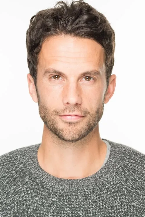 Ben Owen interpretando a Owen