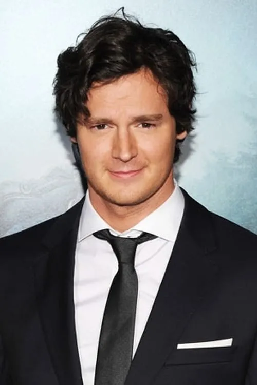 Ben Walker interpretando a Roger Parslow