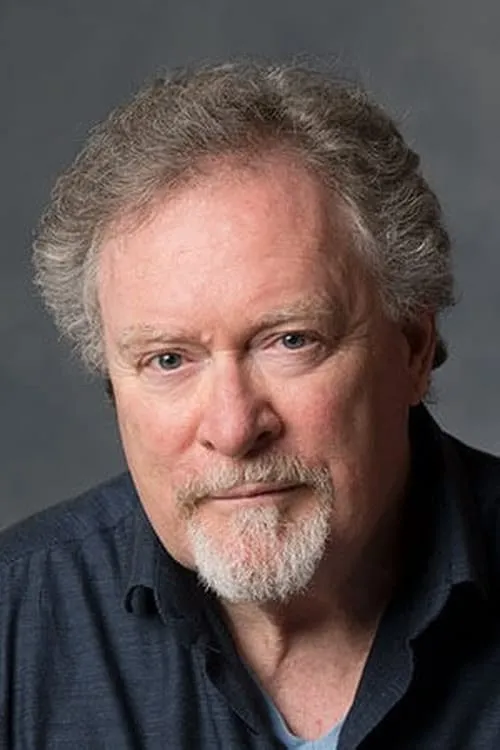 Benedict Campbell interpretando a Mr. Paul