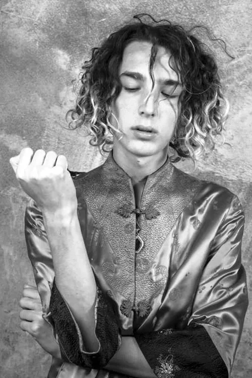 Benicio Mutti Spinetta interpretando a Juan