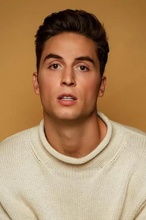 Benito Skinner interpretando a Twink