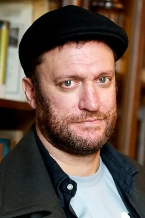 Benjamín Ávila interpretando a Factory Boss