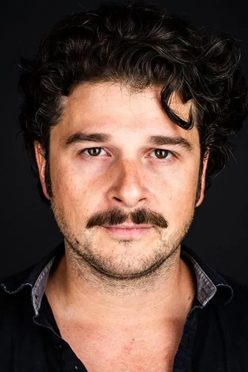 Benjamin Blais interpretando a Garth Bryant