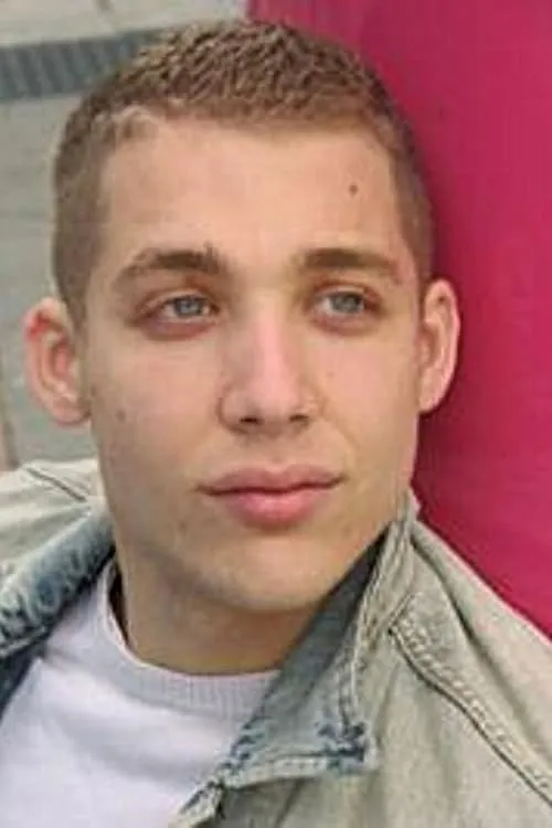 Benjamin Boutboul interpretando a Kenneth