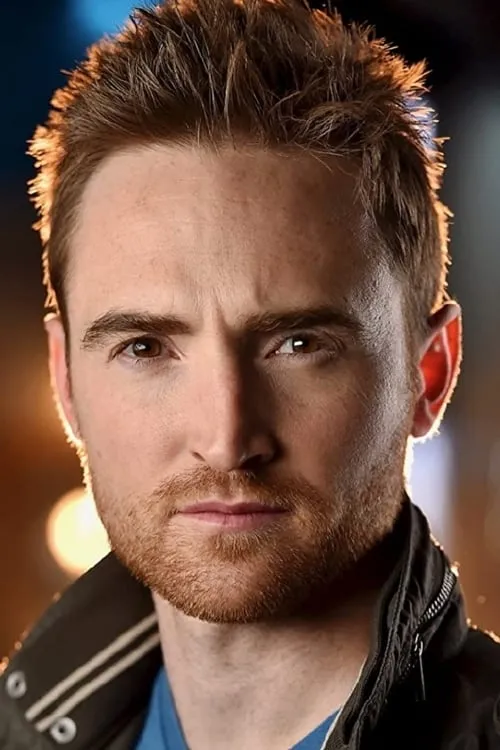 Benjamin James interpretando a Colby (uncredited)