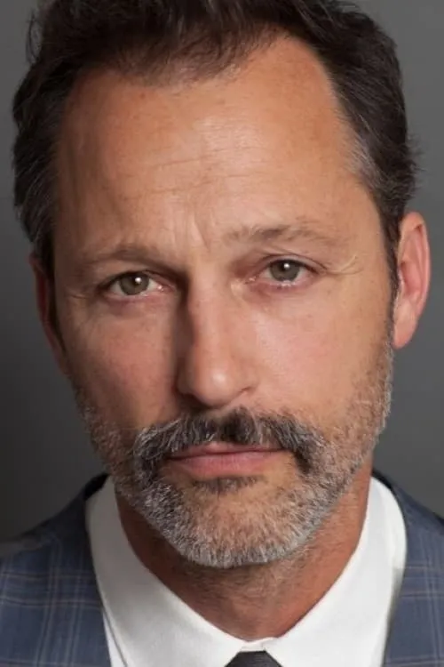 Benjamin John Parrillo interpretando a Robert