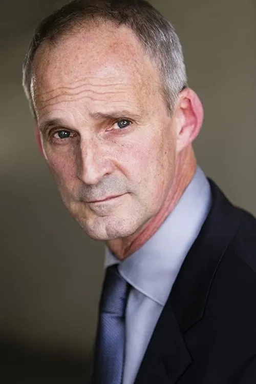 Benjamin Mouton interpretando a Clyde Smith