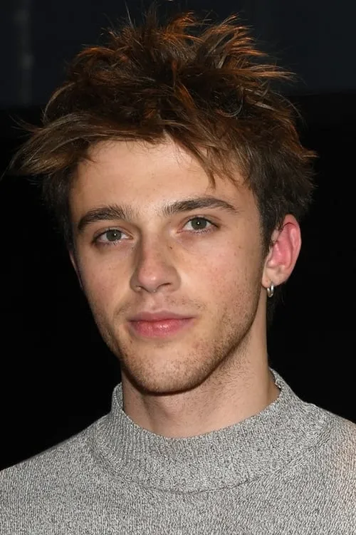 Benjamin Voisin interpretando a David Faber