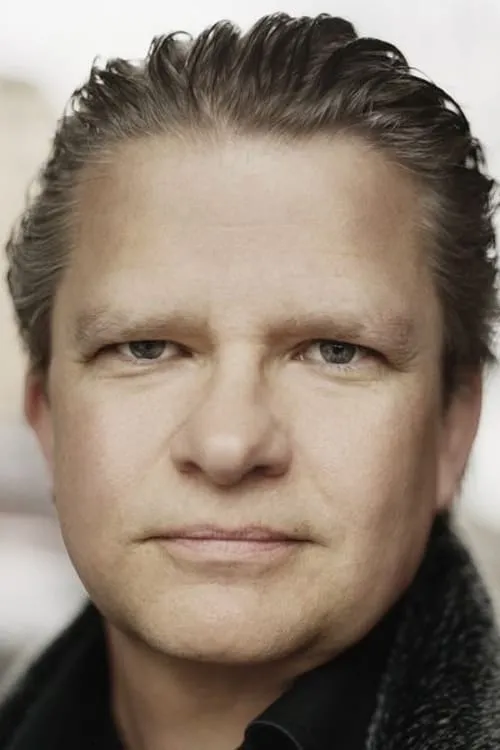 Benny Haag interpretando a Simon