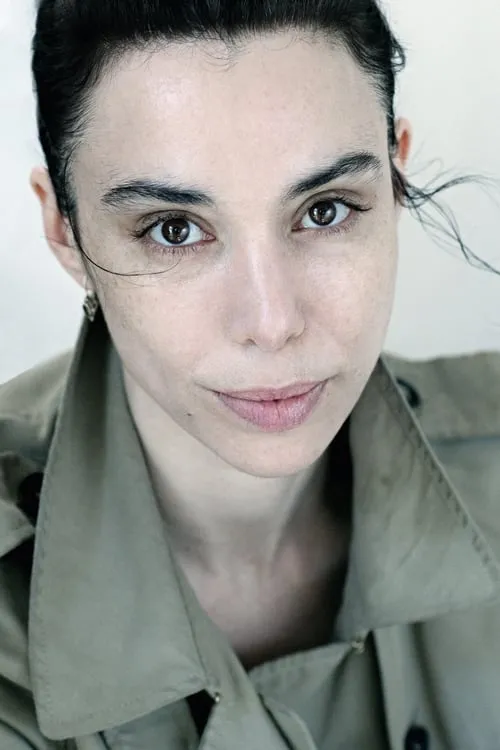 Bérangère Allaux interpretando a Monique Phillips