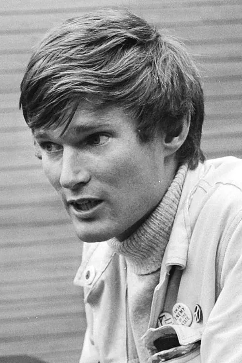 Bernard De Vries interpretando a Tano