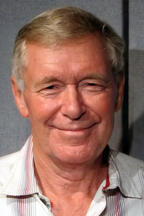 Bernard Holley interpretando a News Reporter