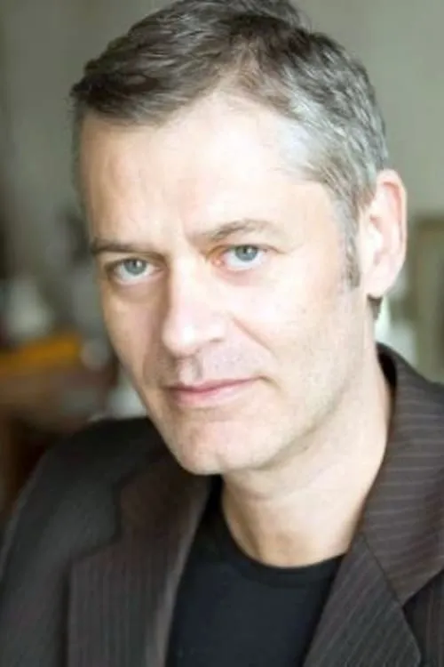 Bernard Rosselli interpretando a Roger