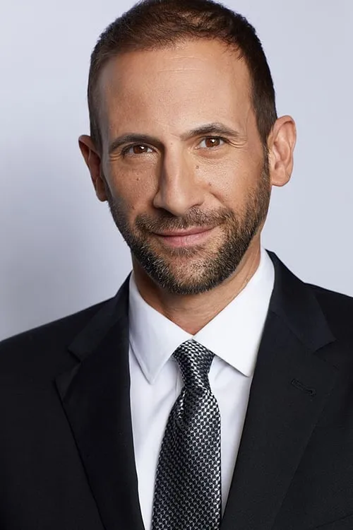 Bernardo de Paula interpretando a Agent Lerner