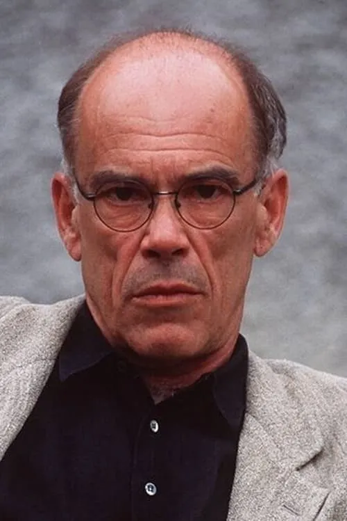 Bernd Fischerauer interpretando a Dr. Vogt