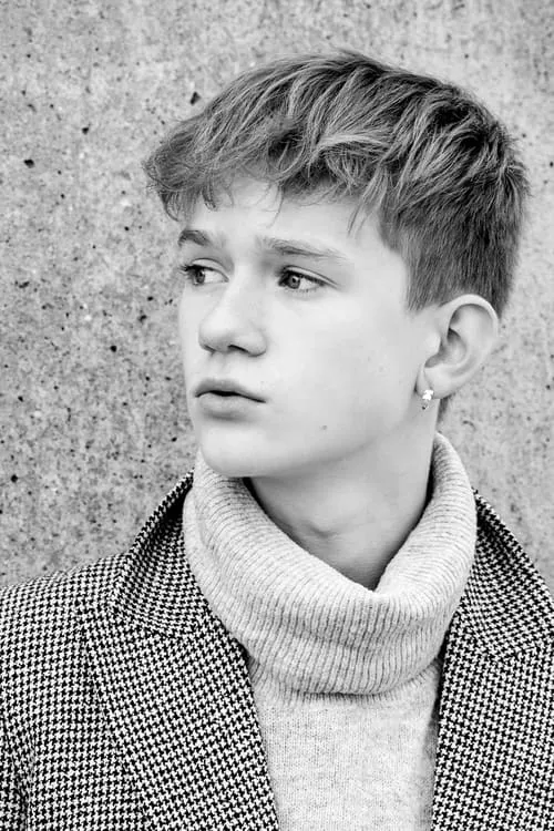 Bertram Bisgaard Enevoldsen interpretando a Henry