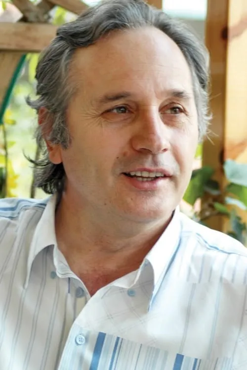 Besnik Bisha interpretando a Arbri