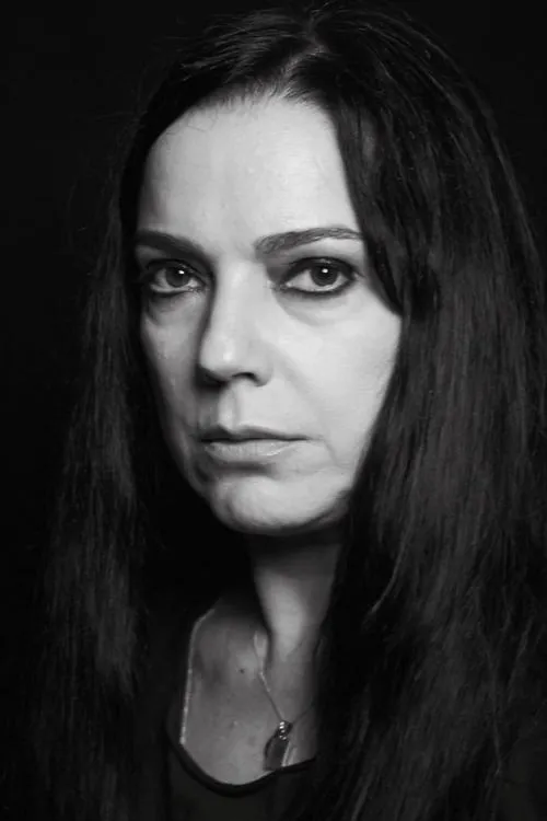 Bete Coelho interpretando a Adelaide