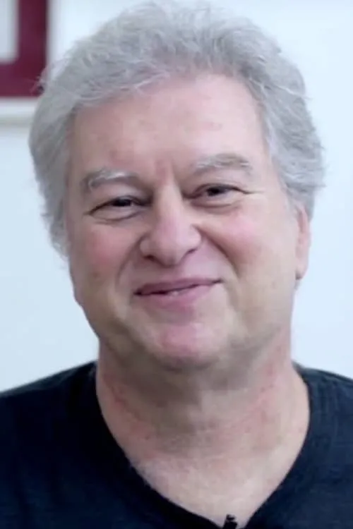 Beto Silva interpretando a Peludão da Sauna Gay / Larry King / advogado de Gel / Capitão Calcinha / duende / surfista