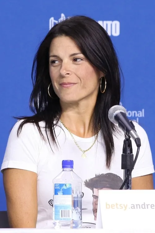 Betsy Andreu interpretando a Herself