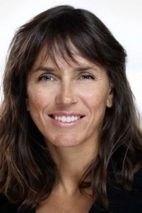 Bettina Banoun interpretando a Flora