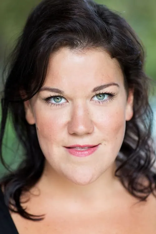 Beverly Rudd interpretando a Paula