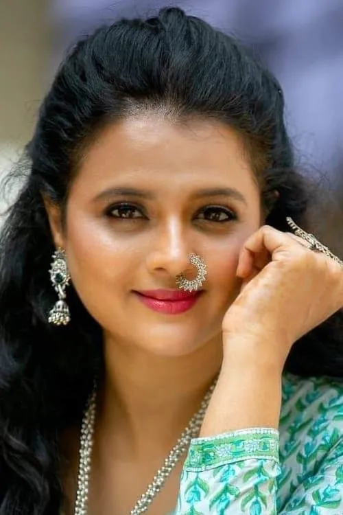 Bhargavi Chirmuley interpretando a Suhasini Chitre