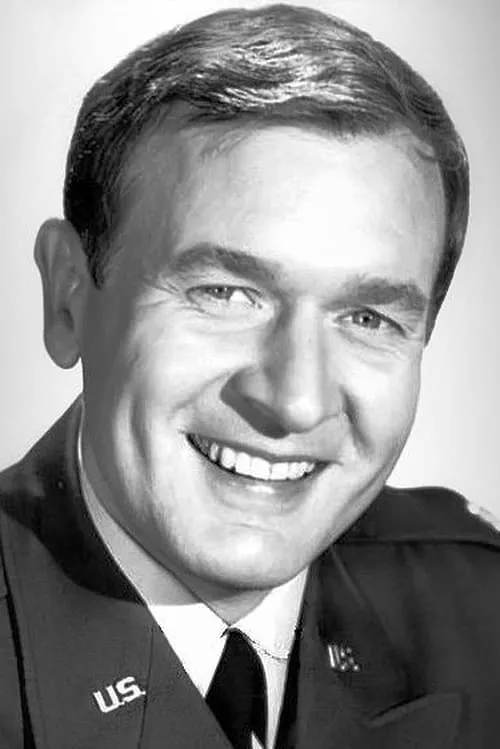 Bill Daily interpretando a Colonel Roger Healey