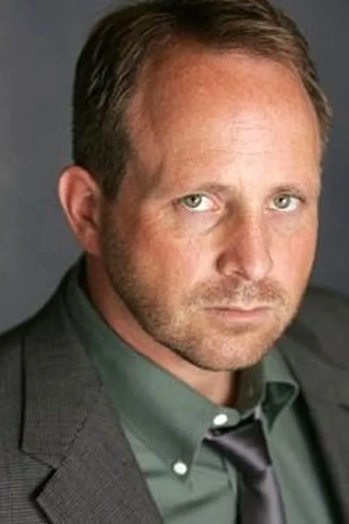 Bill Leaman interpretando a Mike