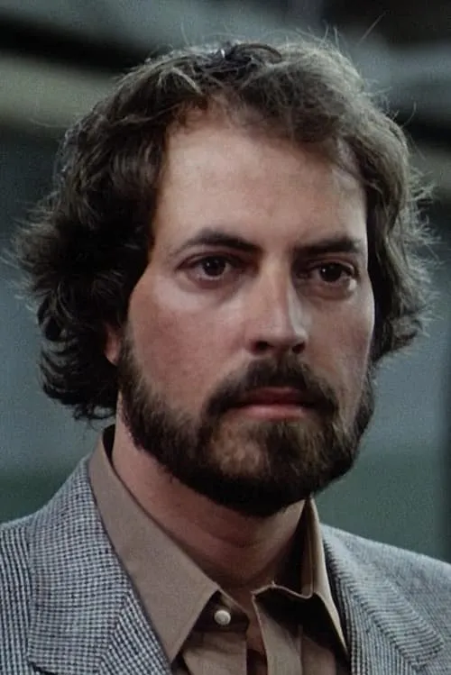 Bill Osco interpretando a Detective Mortimer Lutz