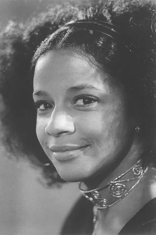 Billie Allen interpretando a Eddie's Aunt