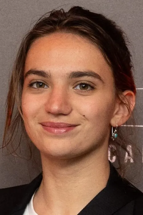 Billie Blain interpretando a Alma