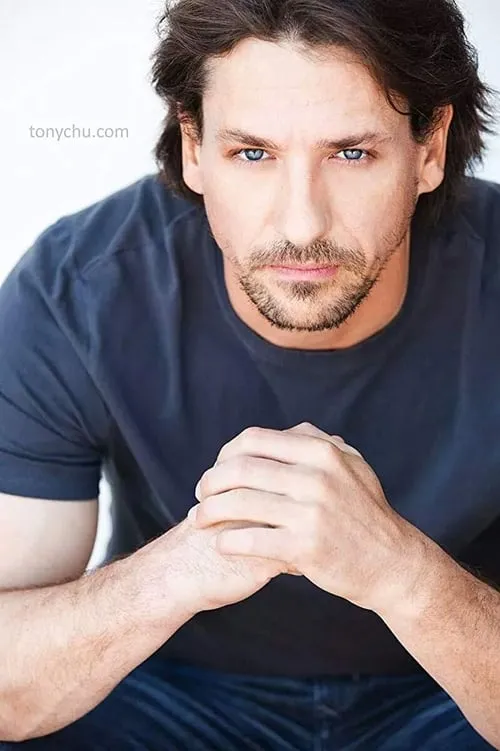 Billy Bussey interpretando a The Wolfman