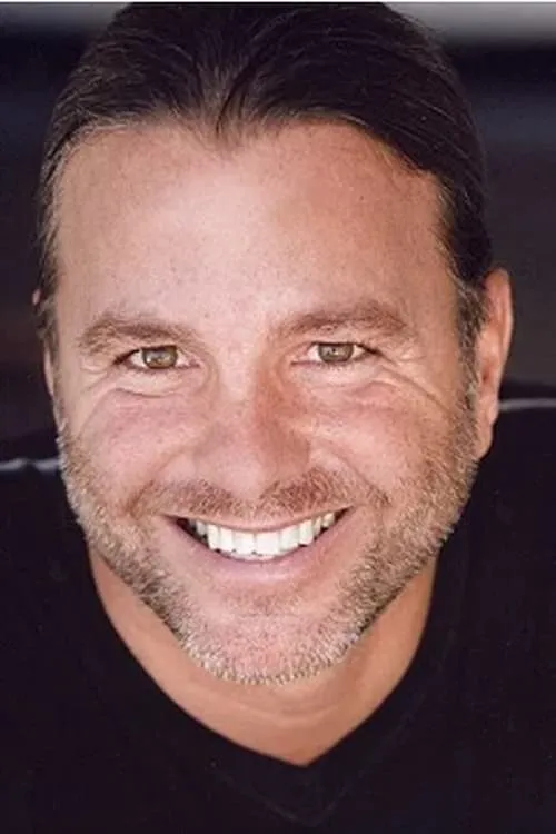 Billy Lockwood interpretando a Paul