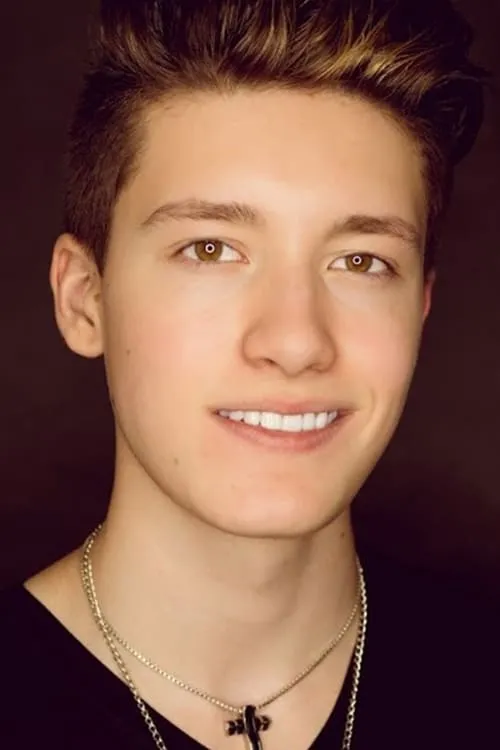 Blaise Serra interpretando a Chase